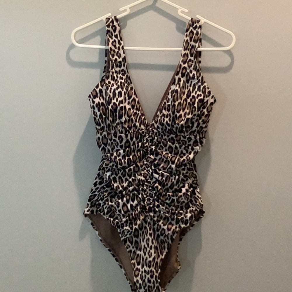 Tommy Bahama one pc swimsuit🩴🩱🕶️👒 FREE  Leopard Sarong with purchase